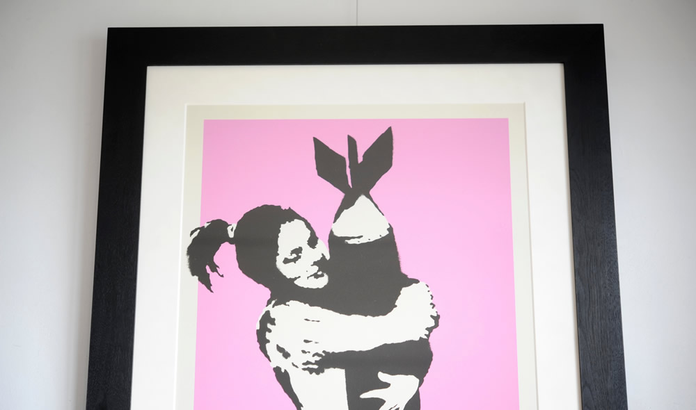バンクシー(Banksy) -Bomb Hugger(サイン入り)を販売 ー バンクシー(Banksy) -Bomb Hugger(サイン入り)を販売 ー
