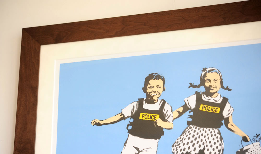 Banksy（バンクシー）の「Jack and Jill」を重厚な木の額縁で額装して