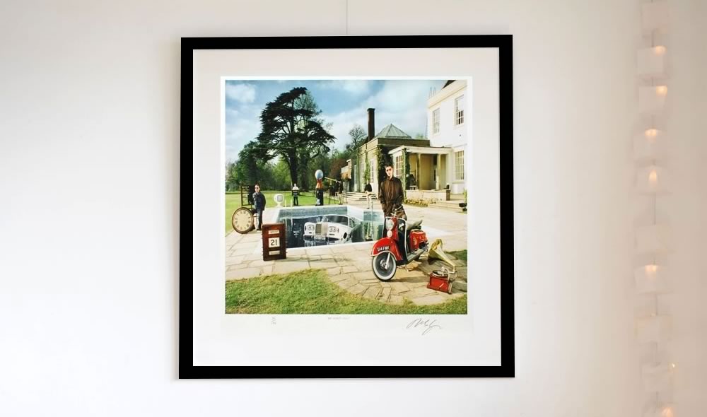 Oasis のアルバム・ジャケット作品「ビィ・ヒア・ナウ」を通販で販売