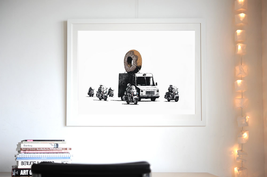 バンクシー　ストロベリードーナツ　キャンバスアート　50×70cm Banksy バンクシー ストロベリードーナツ キャンバスアート 50×70cm