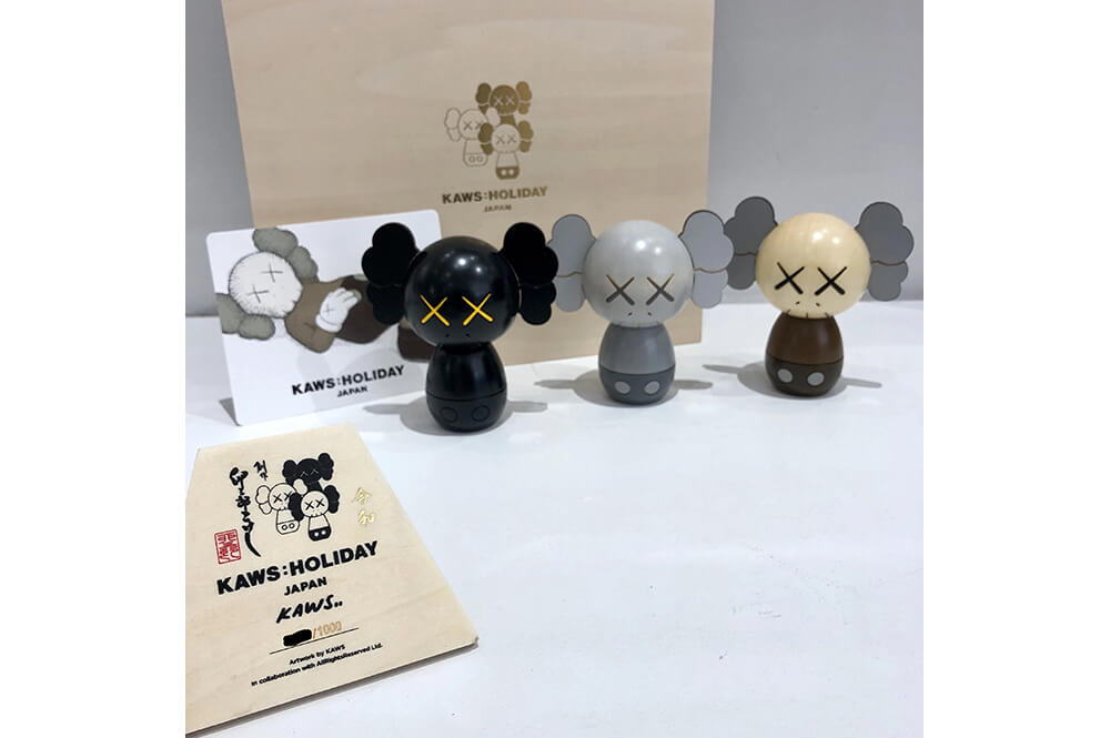 KAWS HOLIDAY JAPAN Limited Kokeshi Doll Set カウズ コケシ販売中 