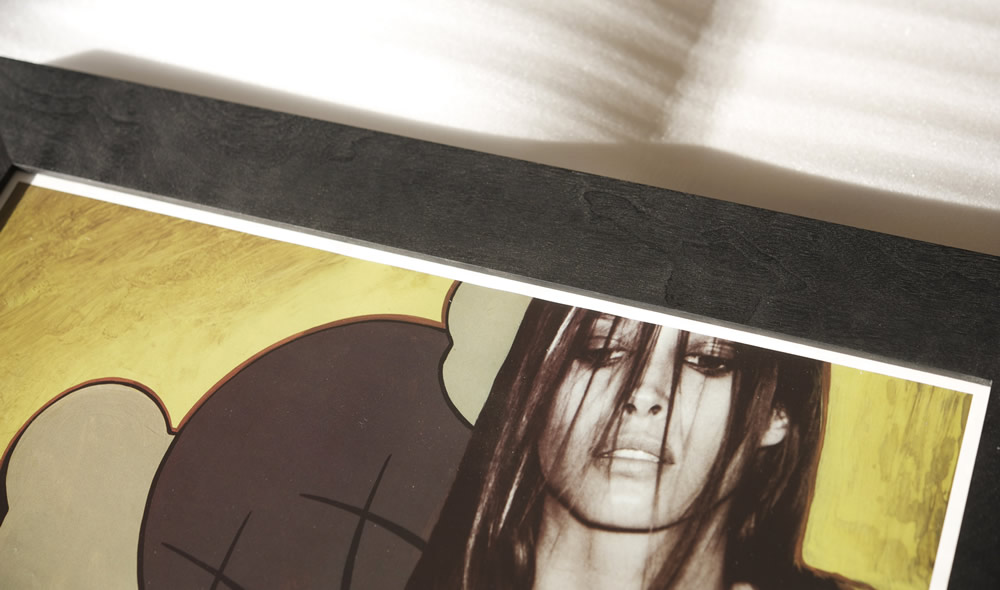 KAWS ポスター TOKION KAWS（カウズ） “TOKION” をフレーム/額縁「WALNUT Black」で